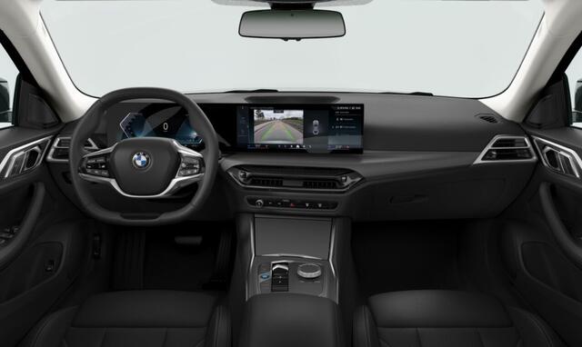 BMW i4 eDrive40 Pure Edition 84 kWh Comfort pack | Comfort Acces| Stuurwiel verwarmd | HIFI Systeem | Elektrisch biedend schuifdak