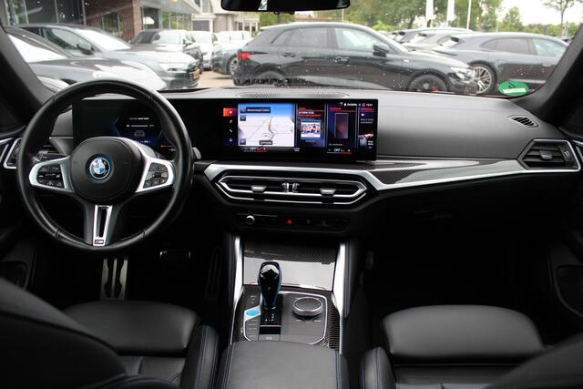 BMW i4 M50 High Executive 84 kWh / 360Camera / Head-up / Leder / Harman Kardon / Carbon intr.+extr. / 19'' / CarPlay / Stoelverwarming / Dodehoek / DAB / Cruise Control Adaptief