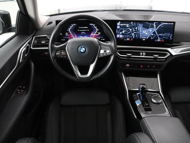 BMW i4 eDrive40 84 kWh | SOH 93,8% | Camera | Adaptive cruise | Climate control | Navigatie | DAB+ | Bluetooth | Stoelverwarming | Carplay