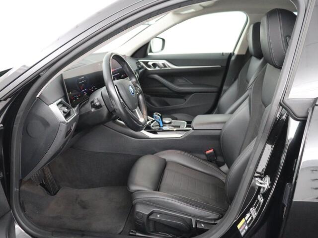 BMW i4 eDrive40 84 kWh | SOH 93,8% | Camera | Adaptive cruise | Climate control | Navigatie | DAB+ | Bluetooth | Stoelverwarming | Carplay