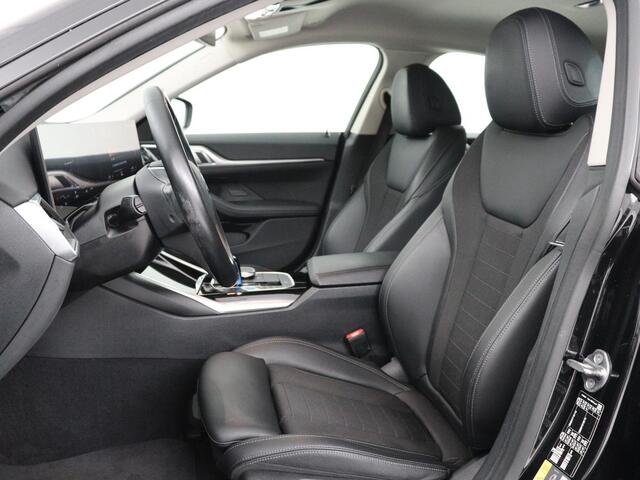 BMW i4 eDrive40 84 kWh | SOH 93,8% | Camera | Adaptive cruise | Climate control | Navigatie | DAB+ | Bluetooth | Stoelverwarming | Carplay