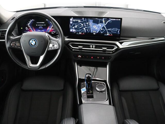 BMW i4 eDrive40 84 kWh | SOH 93,8% | Camera | Adaptive cruise | Climate control | Navigatie | DAB+ | Bluetooth | Stoelverwarming | Carplay