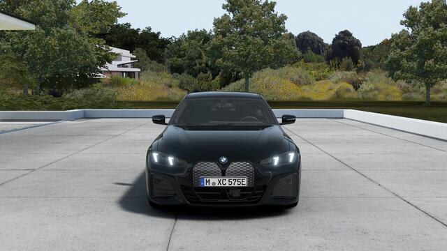 BMW i4 eDrive35 M Sport / Achteruitrijcamera / Stuurverwarming / Adaptieve LED / Comfort Access / Stoelverwarming