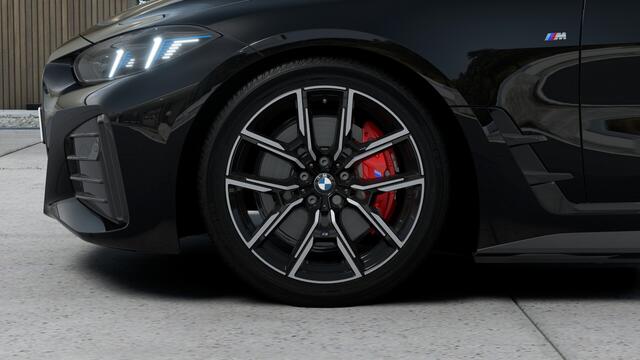 BMW i4 eDrive35 M Sport / Achteruitrijcamera / Stuurverwarming / Adaptieve LED / Comfort Access / Stoelverwarming