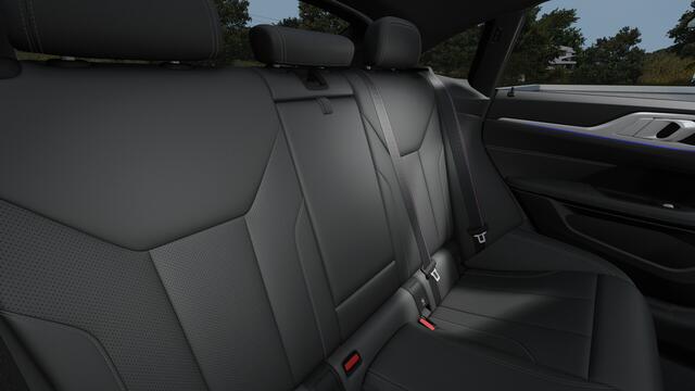 BMW i4 eDrive35 M Sport / Achteruitrijcamera / Stuurverwarming / Adaptieve LED / Comfort Access / Stoelverwarming