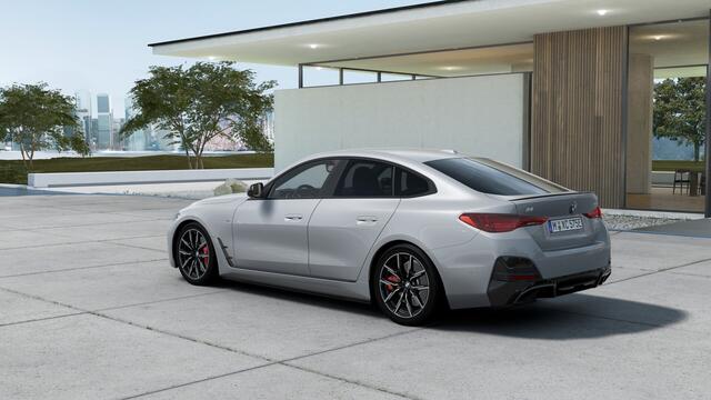 BMW i4 eDrive40 M Sport / Achteruitrijcamera / Active Cruise Control / Adaptieve LED / Comfort Access / Stuurverwarming
