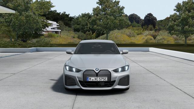 BMW i4 eDrive40 M Sport / Achteruitrijcamera / Active Cruise Control / Adaptieve LED / Comfort Access / Stuurverwarming