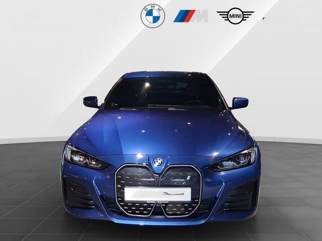 BMW i4 eDrive35 70 kWh M-SPORT ** LED, DR. ASS+, TREKH, H&K SOUND, 19-inch LMV ** 1e EIG - UNFALLFREI ** ** INFORMEER OOK NAAR ONZE AANTREKKELIJKE FINANCIAL-LEASE TARIEVEN **