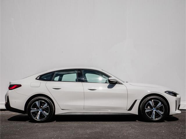 BMW i4 eDrive40 84 kWh Camera/ Navigatie/ Harman-Kardon/ Dab/ Sportstoelen/ Elektr. achterklep