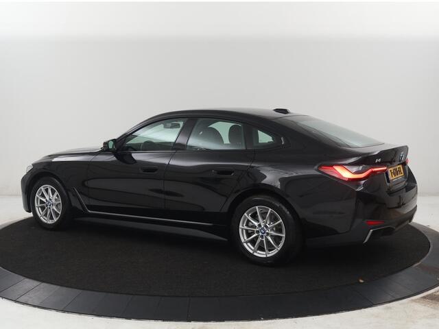 BMW i4 eDrive40 High Executive 84 kWh | SOH 98,7% | Leder | Adaptive cruise | Dodehoek detectie | Head-up | Stoelverwarming | Sfeerverlichting | Carplay | 3 zone klimaat | Camera | Park assist | Elektrische achterklep