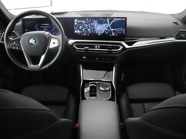 BMW i4 eDrive40 High Executive 84 kWh | SOH 98,7% | Leder | Adaptive cruise | Dodehoek detectie | Head-up | Stoelverwarming | Sfeerverlichting | Carplay | 3 zone klimaat | Camera | Park assist | Elektrische achterklep