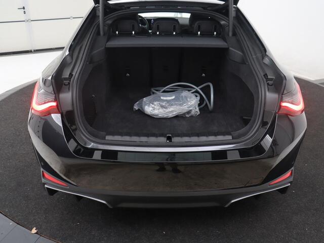 BMW i4 eDrive40 High Executive 84 kWh | SOH 98,7% | Leder | Adaptive cruise | Dodehoek detectie | Head-up | Stoelverwarming | Sfeerverlichting | Carplay | 3 zone klimaat | Camera | Park assist | Elektrische achterklep