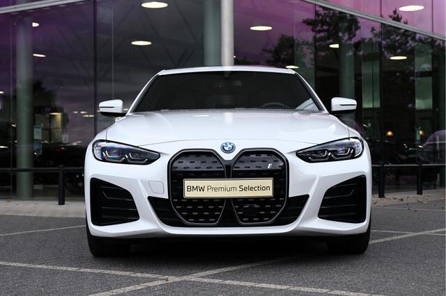 BMW i4 eDrive40 High Executive M Sport / Achteruitrijcamera / Comfort Access / Active Cruise Control / Live Cockpit Professional / Stoelverwarming