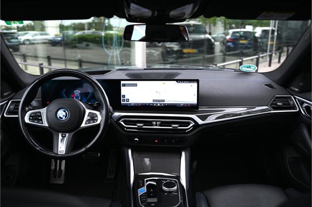 BMW i4 eDrive40 High Executive M Sport / Schuif-kanteldak / Trekhaak / M Sportstoelen / Comfort Access / Parking Assistant Plus / Stuurverwarming
