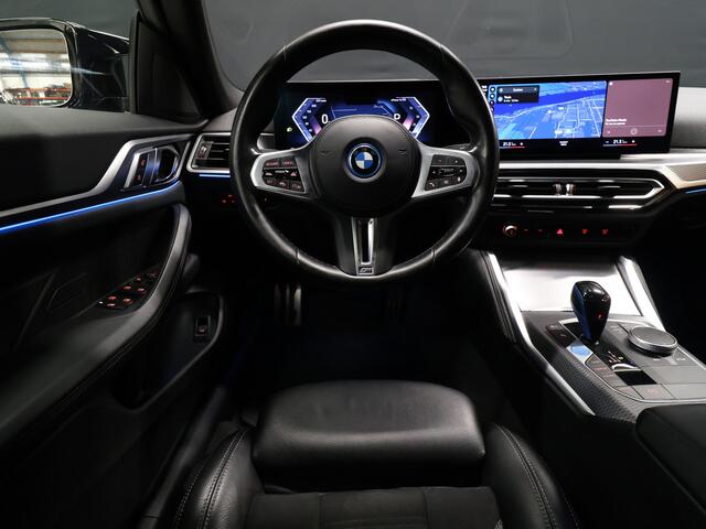 BMW i4 M50 High Executive 84 kWh [TREKHAAK, APPLE CARPLAY, HEAD-UP DISPLAY, STOELVERWARMING, CRUISE CONTROL, CAMERA, PDC V+A, ELEKTRISCHE ACHTERKLEP, NAVIGATIE, LED, LEDER, NIEUWSTAAT]