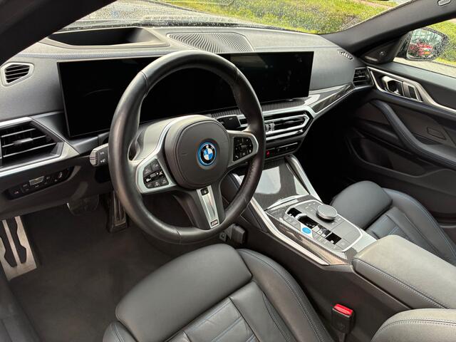 BMW i4 eDrive35 High Executive 70 kWh / Trekhaak / Schuifdak / 360Camera / Head-up / Harman Kardon / Leder / 19'' / Keyless / Sfeerverlichting / Stuur+Stoelverwarming / Dodehoek / DAB / ACC