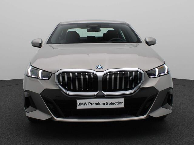 BMW i5 eDrive40 84 kWh M Sportpakket / Adaptief Onderstel Professional / Driving Assistant Professional / Harman Kardon