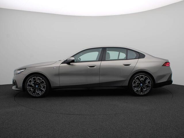 BMW i5 eDrive40 84 kWh M Sportpakket / Adaptief Onderstel Professional / Driving Assistant Professional / Harman Kardon