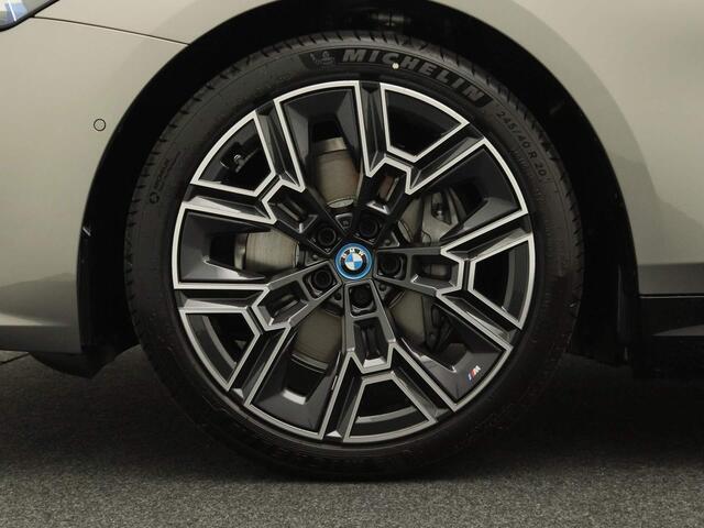 BMW i5 eDrive40 84 kWh M Sportpakket / Adaptief Onderstel Professional / Driving Assistant Professional / Harman Kardon