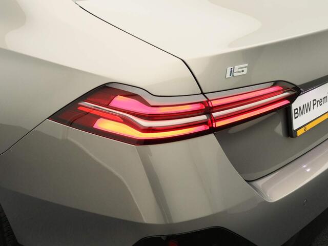 BMW i5 eDrive40 84 kWh M Sportpakket / Adaptief Onderstel Professional / Driving Assistant Professional / Harman Kardon