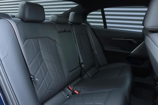 BMW i5 eDrive40 | M Sportpakket Pro | Innovation Pack Professional | Travel Pack | Comfort Pack