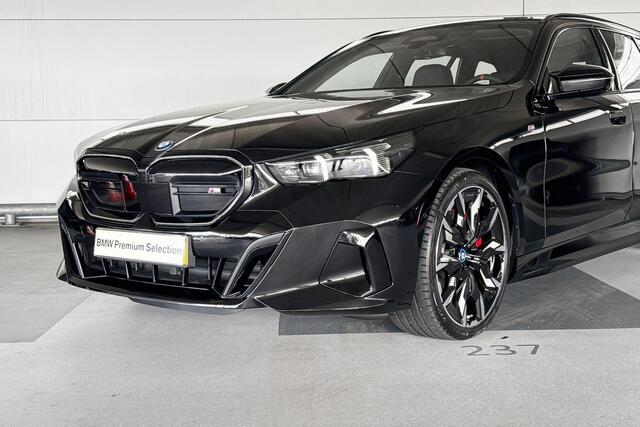 BMW i5 Touring M60 xDrive 84 kWh | Trekhaak met elektrisch wegklapbare kogel | Glazen panoramadak