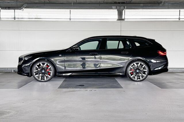 BMW i5 Touring M60 xDrive 84 kWh | Trekhaak met elektrisch wegklapbare kogel | Glazen panoramadak