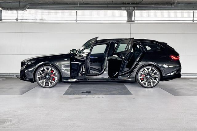 BMW i5 Touring M60 xDrive 84 kWh | Trekhaak met elektrisch wegklapbare kogel | Glazen panoramadak