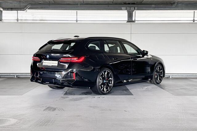 BMW i5 Touring M60 xDrive 84 kWh | Trekhaak met elektrisch wegklapbare kogel | Glazen panoramadak
