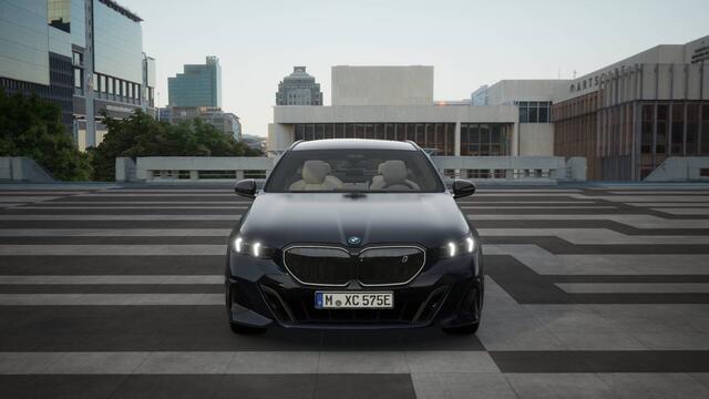 BMW i5 Touring eDrive40 High Executive M Sport 84 kWh / Panoramadak / Trekhaak / Adaptieve LED / Parking Assistant Plus / Stoelventilatie / Comfort Access