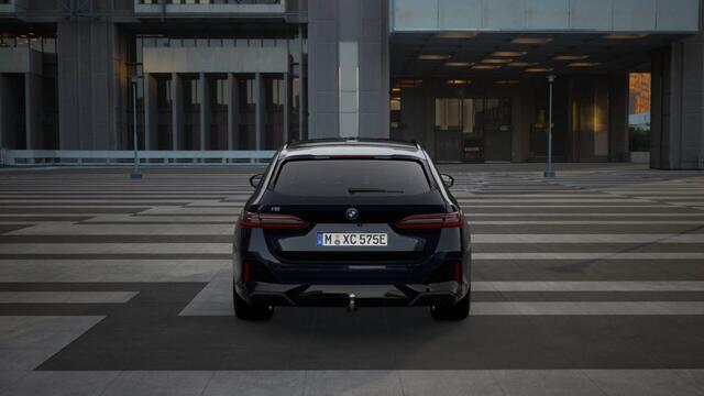 BMW i5 Touring eDrive40 High Executive M Sport 84 kWh / Panoramadak / Trekhaak / Adaptieve LED / Parking Assistant Plus / Stoelventilatie / Comfort Access
