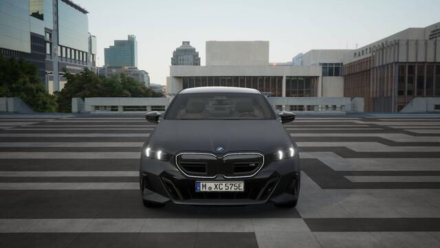 BMW i5 M60 xDrive High Executive / Panoramadak / Trekhaak / Adaptief onderstel professional / Bowers & Wilkins / Stoelventilatie / Parking Assistant Plus / Adaptieve LED
