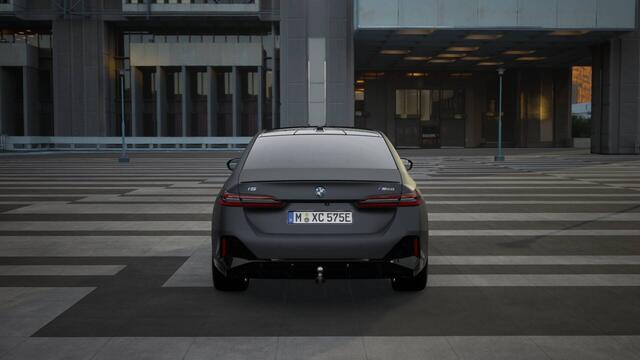 BMW i5 M60 xDrive High Executive / Panoramadak / Trekhaak / Adaptief onderstel professional / Bowers & Wilkins / Stoelventilatie / Parking Assistant Plus / Adaptieve LED