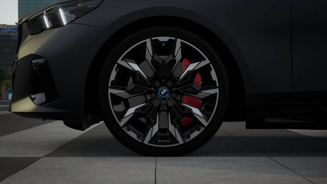 BMW i5 M60 xDrive High Executive / Panoramadak / Trekhaak / Adaptief onderstel professional / Bowers & Wilkins / Stoelventilatie / Parking Assistant Plus / Adaptieve LED