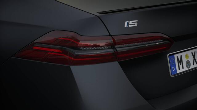 BMW i5 M60 xDrive High Executive / Panoramadak / Trekhaak / Adaptief onderstel professional / Bowers & Wilkins / Stoelventilatie / Parking Assistant Plus / Adaptieve LED
