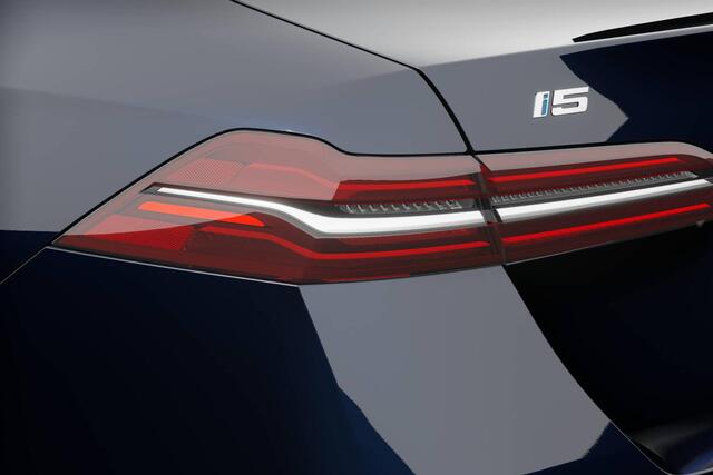 BMW i5 Sedan eDrive40 M Sport Edition 84 kWh | Trekhaak met elektrisch wegklapbare kogel | Comfort Access