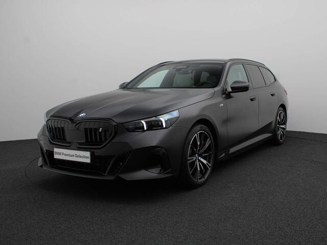 BMW i5 Touring eDrive40 | M Sportpakket Pro | Innovation Pack | Travel Pack | Comfort Pack | Stuurwielrand Verwarmd | Comfort Access | Trekhaak | Panoramadak | Driving Assistant Professional | Bowers & Wilkins | 20''