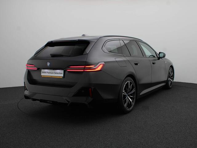 BMW i5 Touring eDrive40 | M Sportpakket Pro | Innovation Pack | Travel Pack | Comfort Pack | Stuurwielrand Verwarmd | Comfort Access | Trekhaak | Panoramadak | Driving Assistant Professional | Bowers & Wilkins | 20''