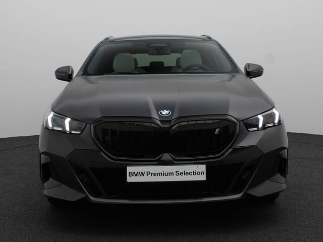 BMW i5 Touring eDrive40 | M Sportpakket Pro | Innovation Pack | Travel Pack | Comfort Pack | Stuurwielrand Verwarmd | Comfort Access | Trekhaak | Panoramadak | Driving Assistant Professional | Bowers & Wilkins | 20''