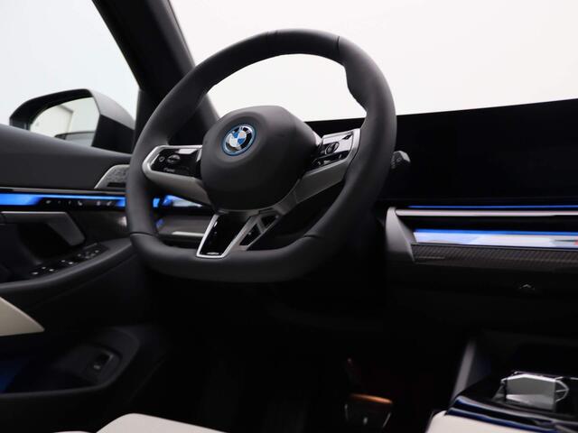 BMW i5 Touring eDrive40 | M Sportpakket Pro | Innovation Pack | Travel Pack | Comfort Pack | Stuurwielrand Verwarmd | Comfort Access | Trekhaak | Panoramadak | Driving Assistant Professional | Bowers & Wilkins | 20''