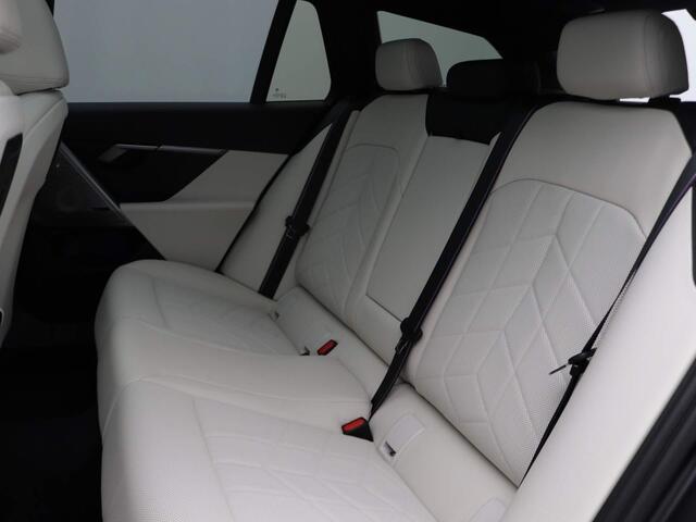 BMW i5 Touring eDrive40 | M Sportpakket Pro | Innovation Pack | Travel Pack | Comfort Pack | Stuurwielrand Verwarmd | Comfort Access | Trekhaak | Panoramadak | Driving Assistant Professional | Bowers & Wilkins | 20''