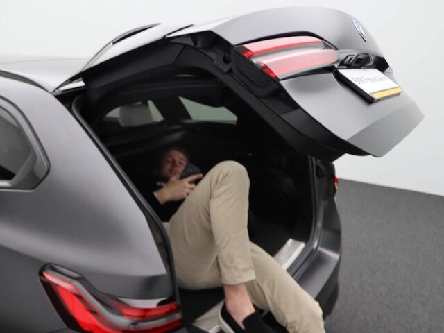 BMW i5 Touring eDrive40 | M Sportpakket Pro | Innovation Pack | Travel Pack | Comfort Pack | Stuurwielrand Verwarmd | Comfort Access | Trekhaak | Panoramadak | Driving Assistant Professional | Bowers & Wilkins | 20''