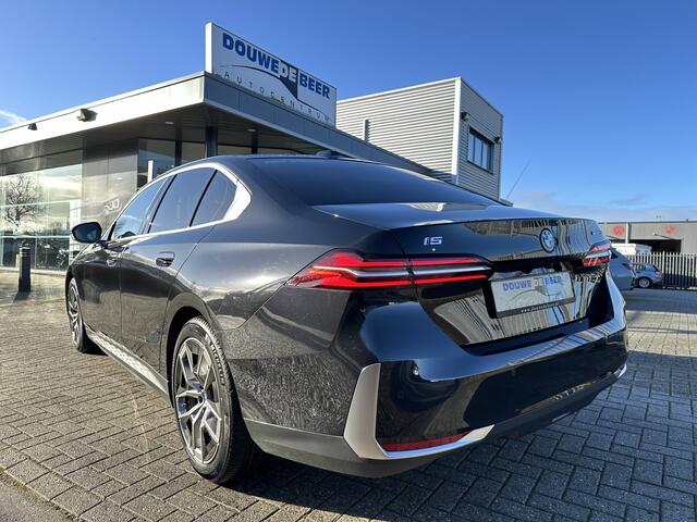 BMW i5 eDrive40 84 kWh Sport Line Driving Assistant Plus | Camera | Leer | Stoelverw.
