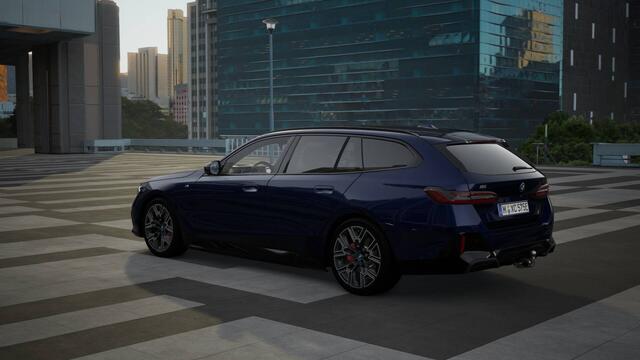 BMW i5 Touring eDrive40 M Sport / Panoramadak / Trekhaak / Stoelventilatie / Parking Assistant Plus / Adaptieve LED / Comfort Access