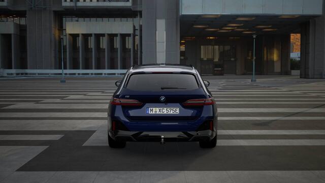 BMW i5 Touring eDrive40 M Sport / Panoramadak / Trekhaak / Stoelventilatie / Parking Assistant Plus / Adaptieve LED / Comfort Access