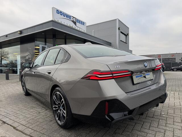BMW i5 eDrive40 M sport 84 kWh Trekhaak | Driving Assistant Plus | Harman-Kardon | Stuur en Stoel verw.