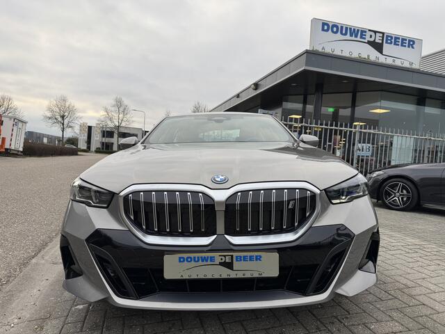 BMW i5 eDrive40 M sport 84 kWh Trekhaak | Driving Assistant Plus | Harman-Kardon | Stuur en Stoel verw.