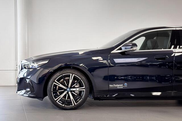 BMW i5 eDrive40 84 kWh | M Sport | Glazen Panoramadak | Harman Kardon | Trekhaak |
