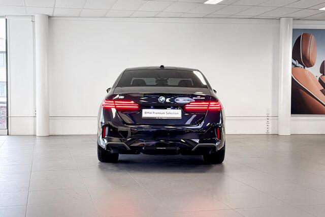 BMW i5 eDrive40 84 kWh | M Sport | Glazen Panoramadak | Harman Kardon | Trekhaak |