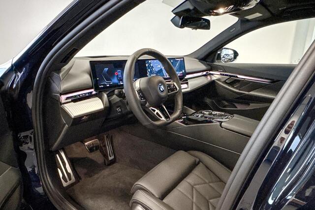 BMW i5 eDrive40 84 kWh | M Sport | Glazen Panoramadak | Harman Kardon | Trekhaak |